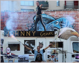 Théâtre de rue burlesque "Johnny Forever" au Sillon