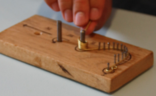 Atelier : Fabrication d'une fibule au musée de Vieux la Romaine